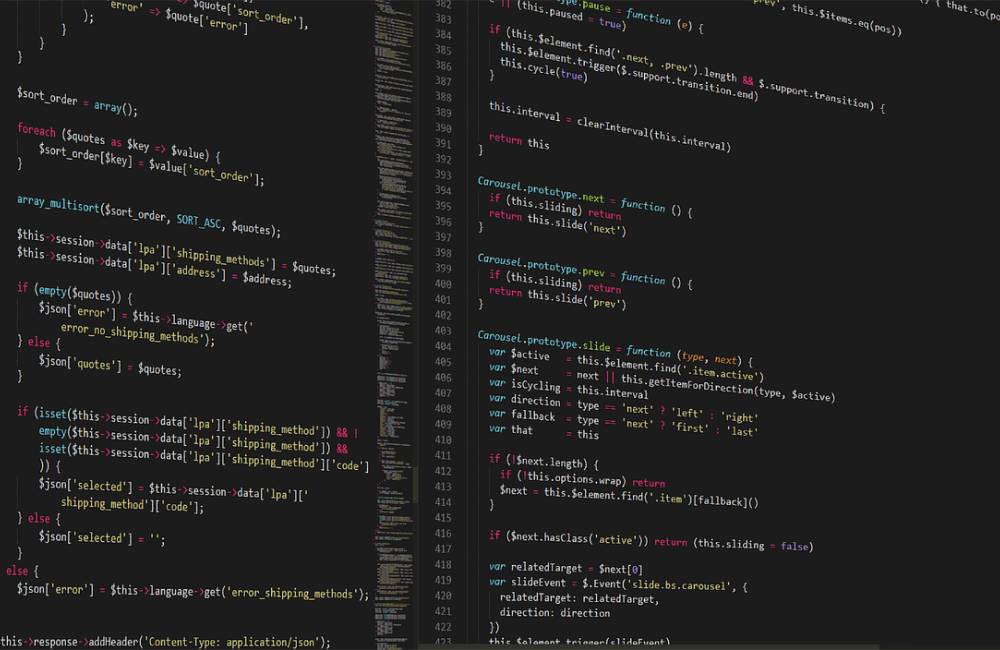 Pantalla con líneas de código representando programación avanzada